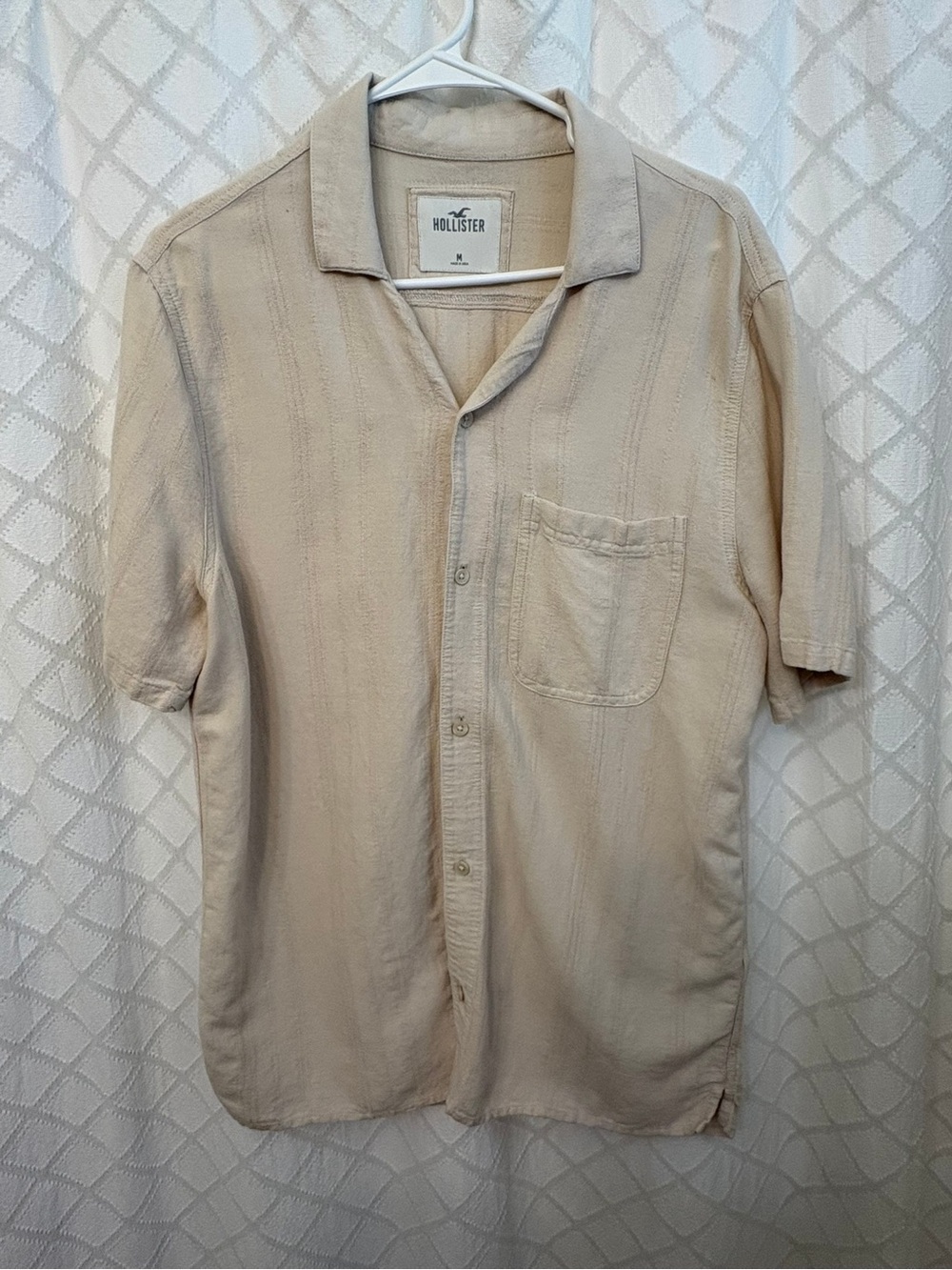 Hollister Men's Short Sleeve Button-Down Shirt in Light Beige